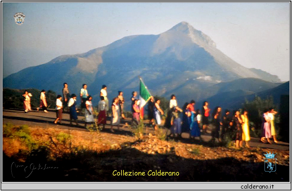 Processione con la bandiera 1980.jpg