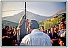 Padre Angelo benedice durante la Processione a Massa.jpg