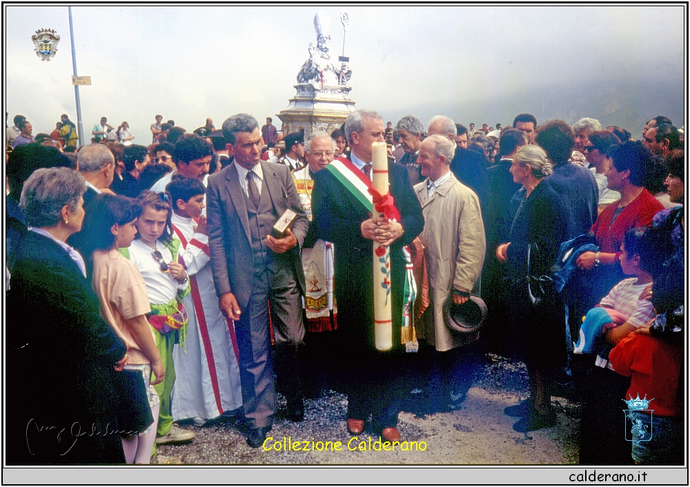 Il Sindaco Giuseppe Della Morte col cero incontra San Biagio.jpeg