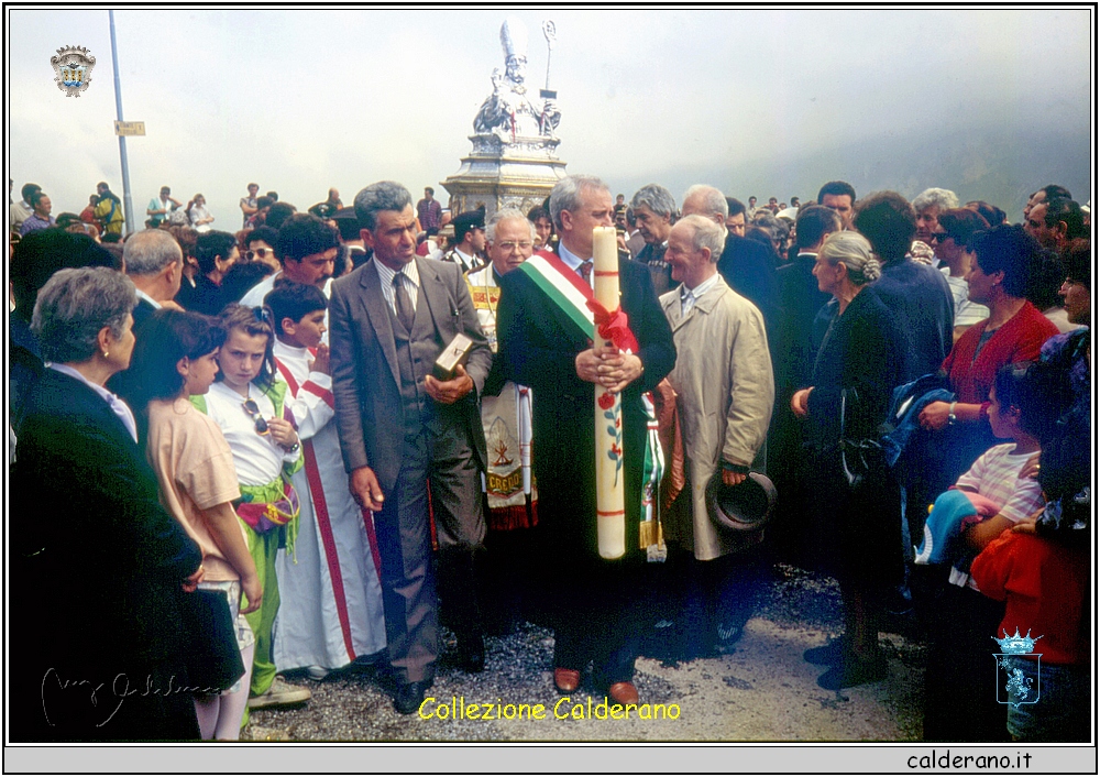 Giuseppe Della Morte Sindaco con il cero votivo a San Biagio.jpeg