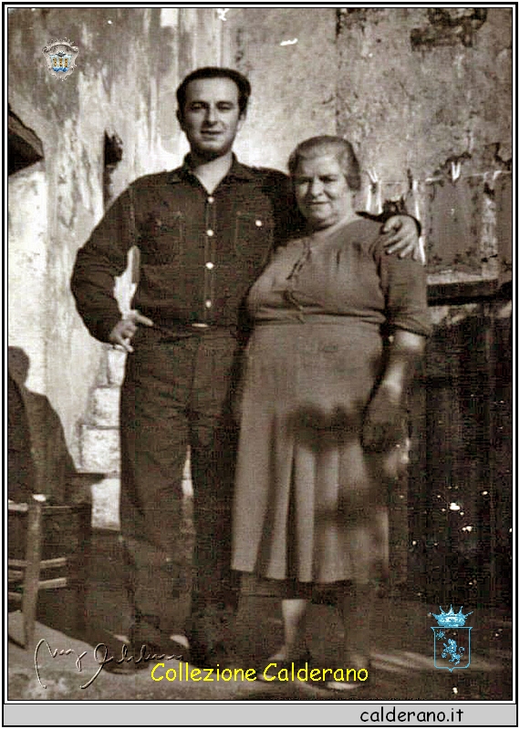 Gaetano Surace con la mamma 1967.jpg