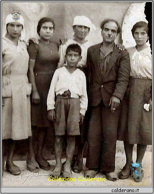 Vincenzo Cauteruccio e la moglie Caterina Rizzo con i figli Marianna, Francesca, Maria e Antonio.jpg