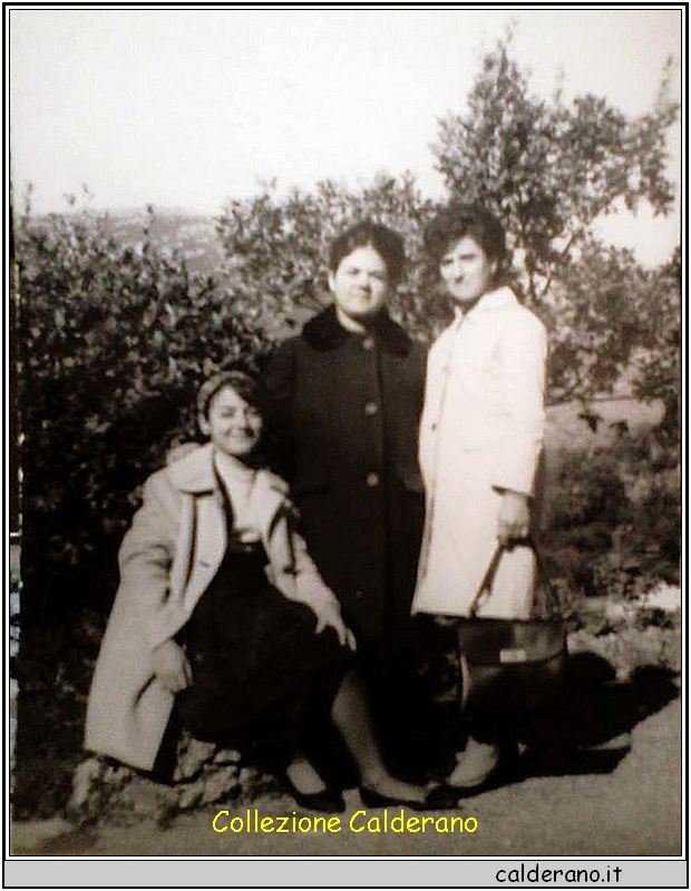 Elsa Massara con la sorellina e Teresa Maimone.jpg