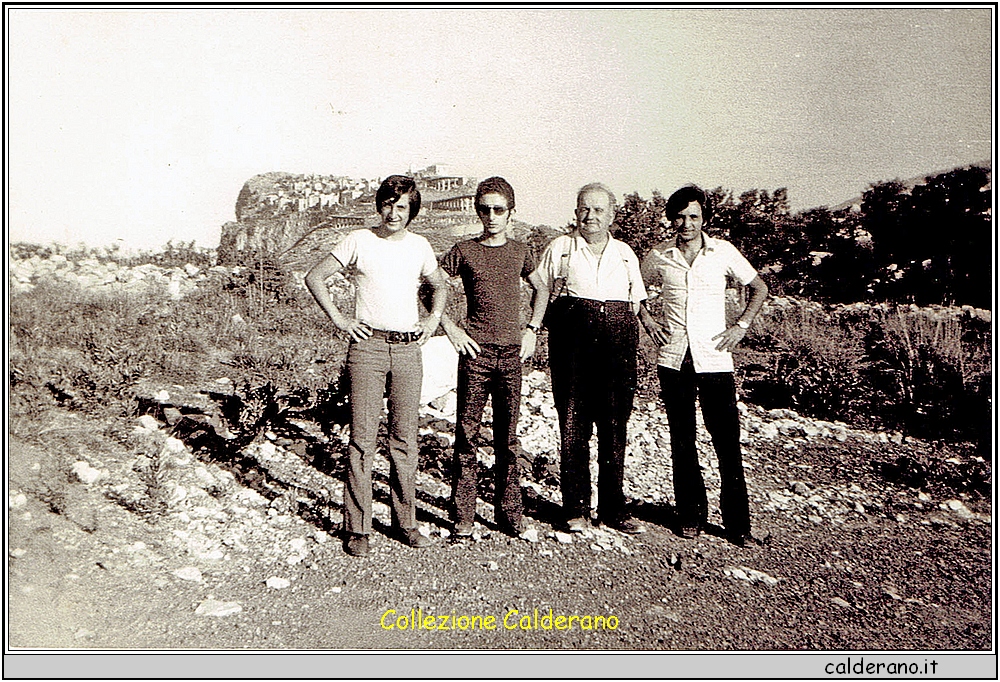 Il Maestro Biagio Schettino a Massa di Maratea con i Nipoti - agosto 1972.jpg