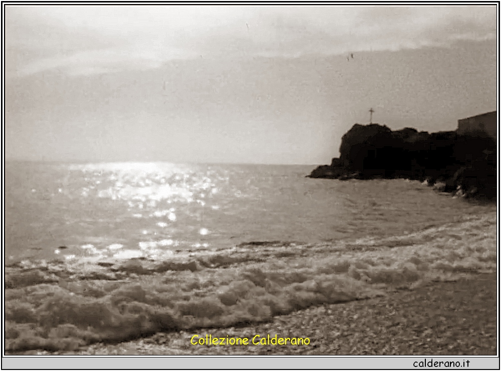 Scoglio Milozzu con la Croce al Porto.jpg