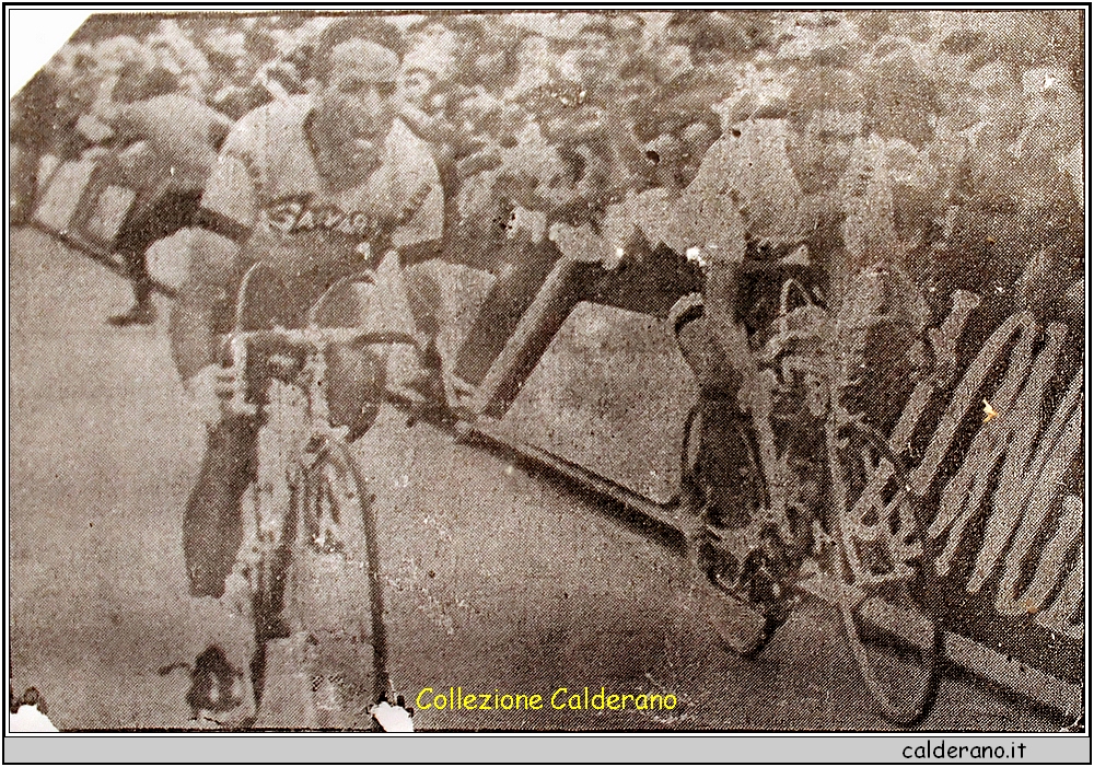 Arrivo a Fiumicello 21 maggio 1965 48 giro d'Italia Tacconi e Armani.JPG