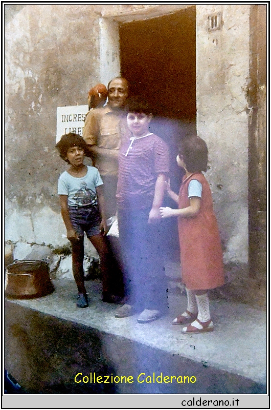 Bambini e il pappagallo.jpg