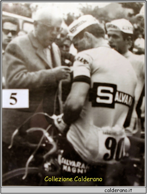 Giro d'Italia a Fiumicello - Ambrosini riappacifica Tacconi 1965.jpg