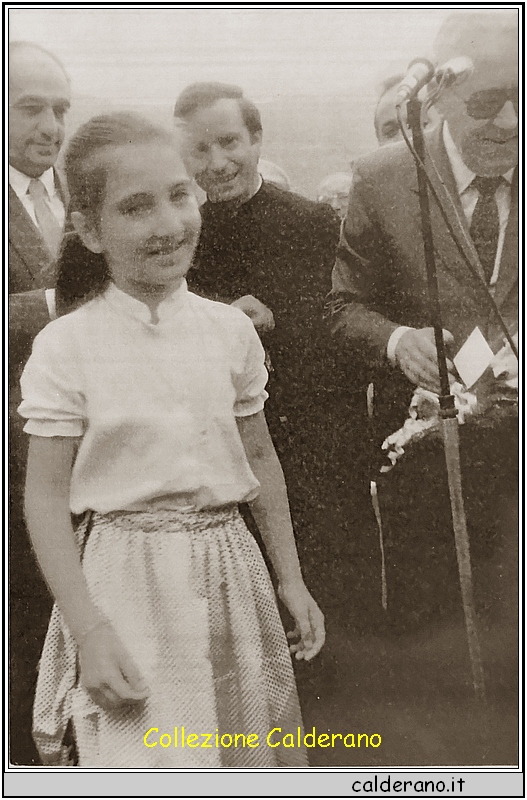 Ilaria Pedulla' porge i fiori a Zamberletti, con Angelo Sanza e Padre Aniello Rivetti 21 marzo 1984.jpg