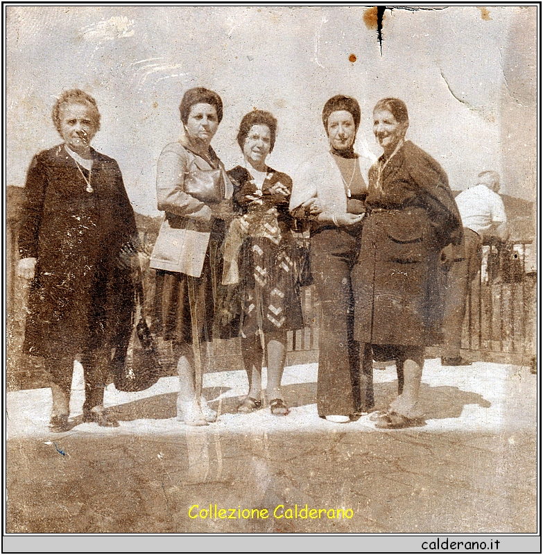 Alfonsina, Rosalina, Giuseppina, Pinuccia e Tetella.jpeg