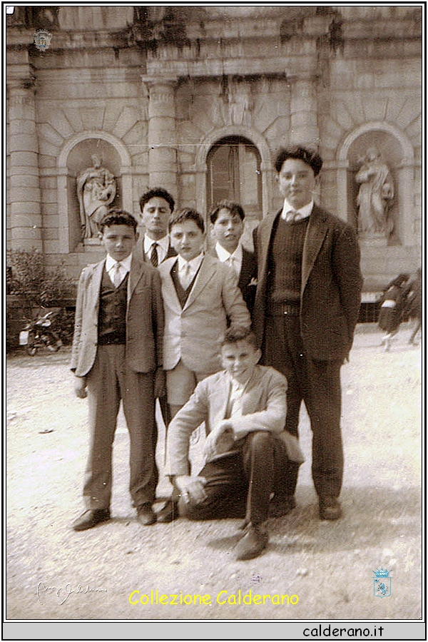 Alunni scuole medie alla Certosa di Padula, 15-5-1963.jpg