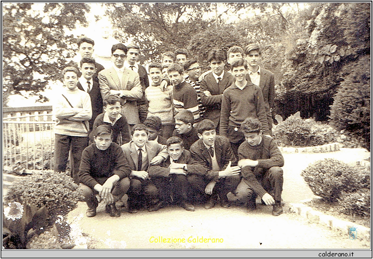 Compagni di scuola con il Prof. Elio Santoro -15-05-1964.jpg