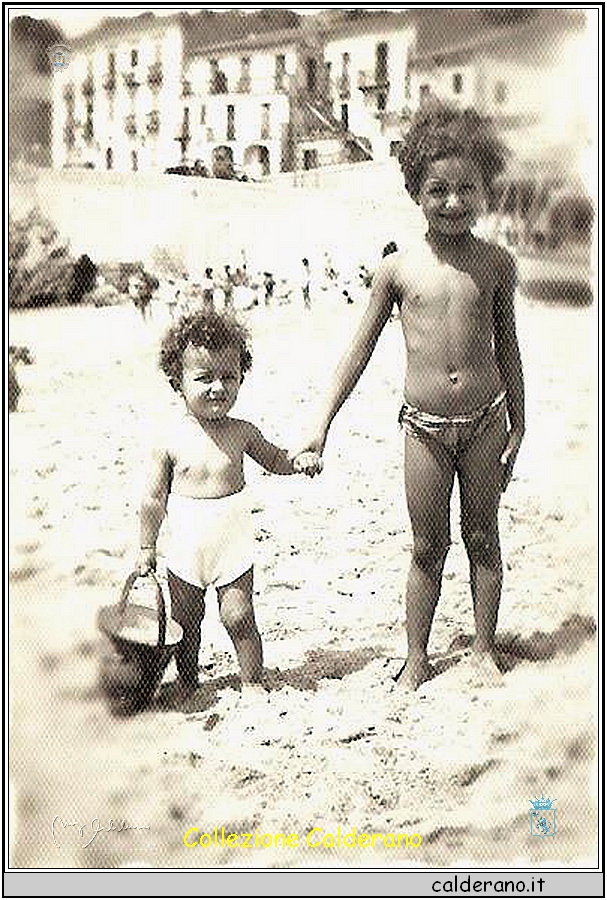 Manlio e la sorella linda Schettini sulla spiaggia del Porto.JPG