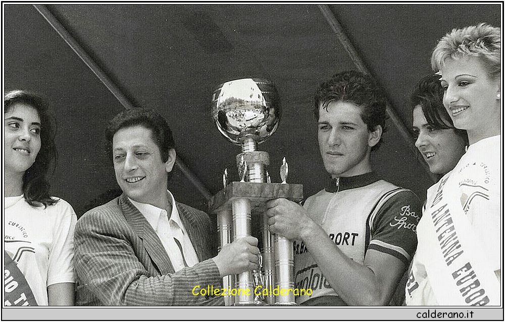 Fernando Sisinni premia al Giro di Basilicata 1984.jpg