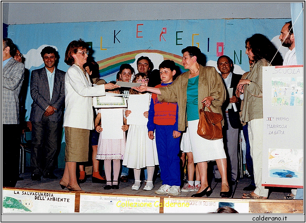 Giusi Ambrosio premia Anno 1988.jpg