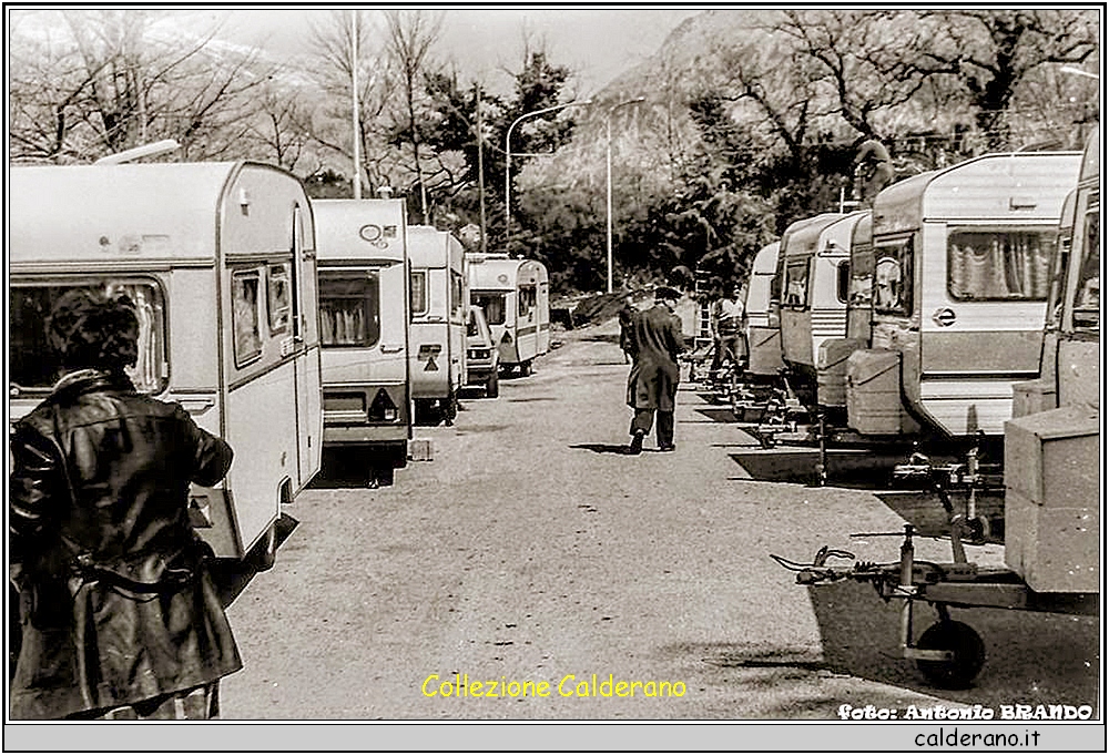 Marzo 1982 insediamento terremotati nelle roulotte.jpg