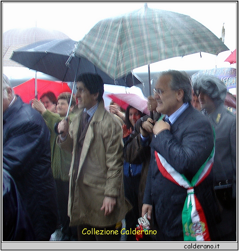 Aspettando San Biagio sotto la pioggia 2004.jpg