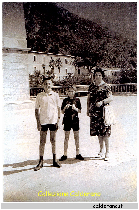 Emanuele e Riccardo Labanchi con la Mamma a Paola, 1 agosto 1963.jpg