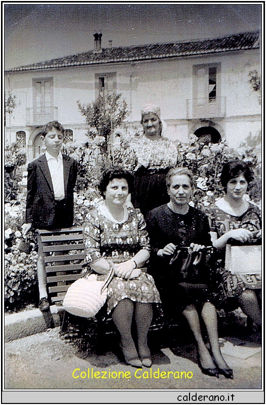 Riccardo, Caterina, Francesca e Nina a Tramutola, luglio 1963.jpg