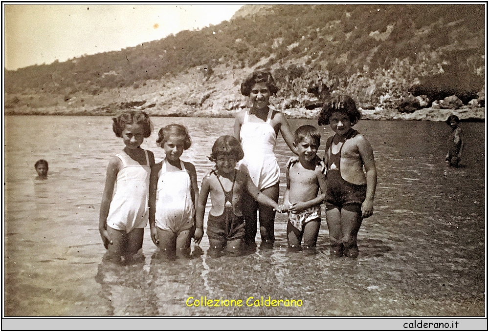 Bambini al mare 1954.jpg