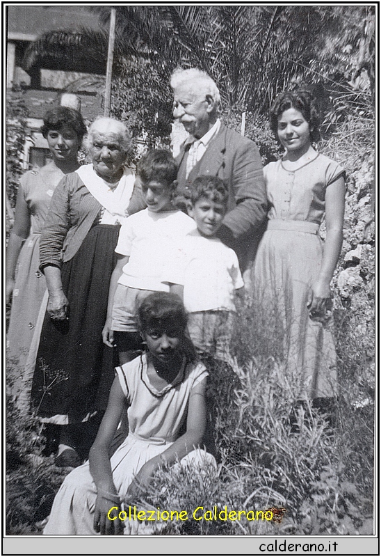 Liliana, Mamma Emilia, Papa' Biasino, Silvana, Ciccillo, Biasino e Franca.jpeg