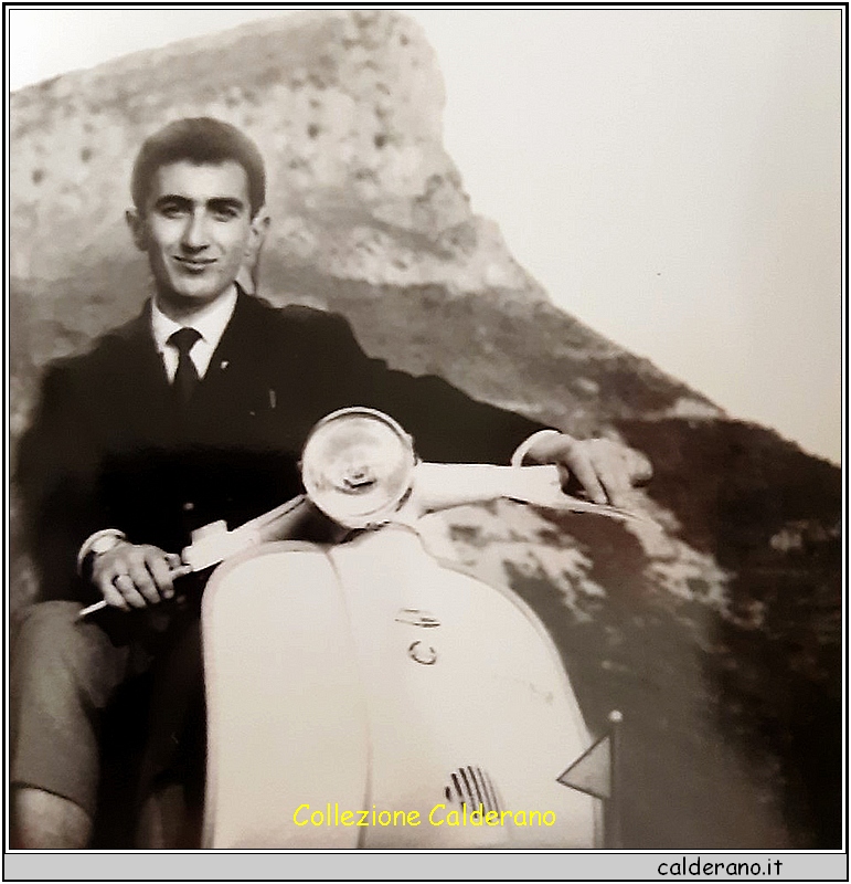 Pino Martino con la lambretta.jpg