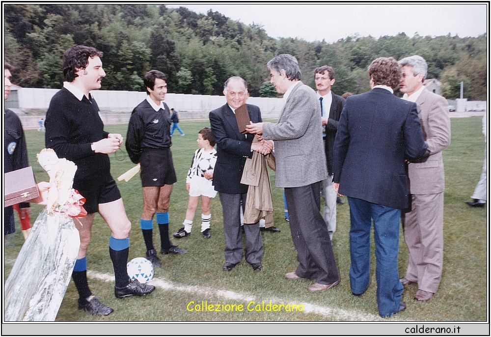 Calcio femminile con arbitri e politici.jpeg