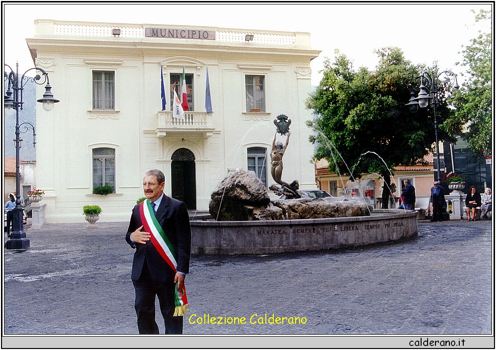 Il Sindaco Di Trani davanti al Palazzo di Citta'.jpeg