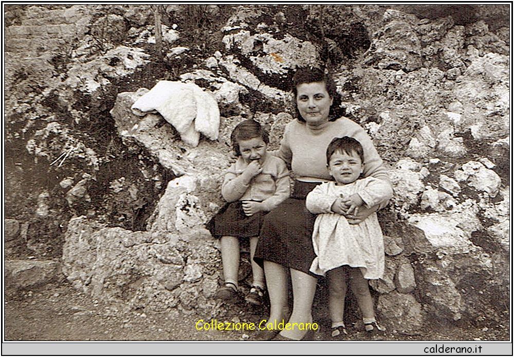 Immacolata ed Emanuele Labanchi con la Mamma Francesca - Maggio 1953.jpg