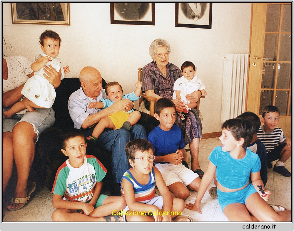 Nonni Vincenzo e Filomena con i pronipoti.jpeg