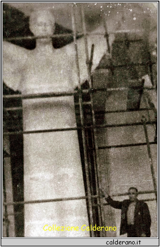 Luigi Liberatore con il modellino del Cristo al Castello 1964.jpg