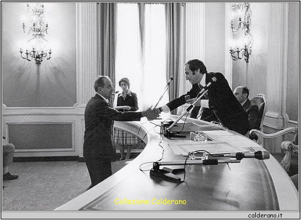 Medaglia d'oro a Vincenzo Colavolpe per 39 anni di artigianato - Consegna Pierluigi Giuliani Presidente Camera del Commercio 17-06-1976.jpeg