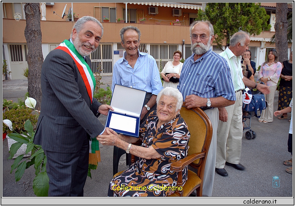 Il Sindaco Francesco Ambrosio consegna la targa per i Cento Anni ad Angela Velardi 07L_0170.JPG