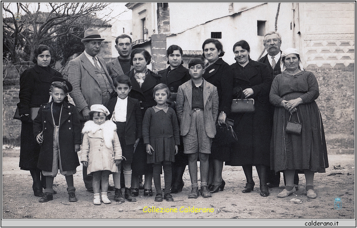 Alfonsina, Luigino, Nicola, Adelaide, Giuseppina, Fiorinella, Nannina, Biasino e Mariuccia - Scalea 26-2-1939.jpeg