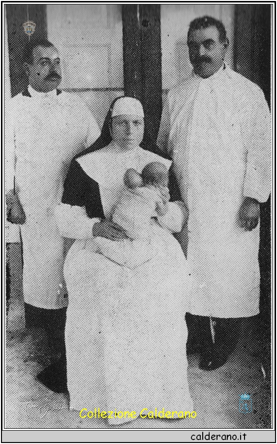 Giuseppe Burza e Biagio Passeri operano un bambino affetto da ematocefalo - 1912.jpg