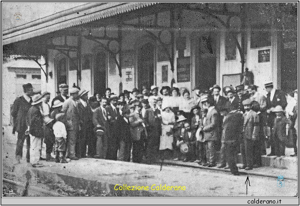 Alla stazione in attesa dell'Onorevole Camillo Manco - 1909.jpg