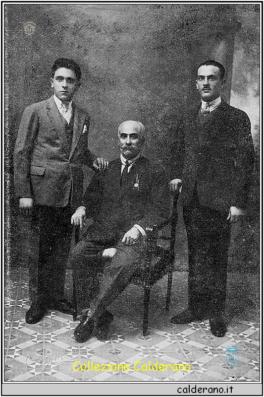 Francesco Tortorella di Cersuta con i figli - 1920.jpg