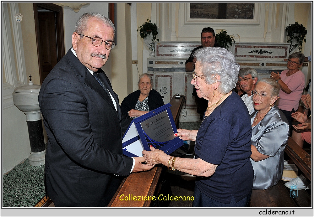 Il Sindaco Mario Di Trani consegna la targa a mia madre per i suoi 100 anni 24-07-2011 11L_0038.JPG