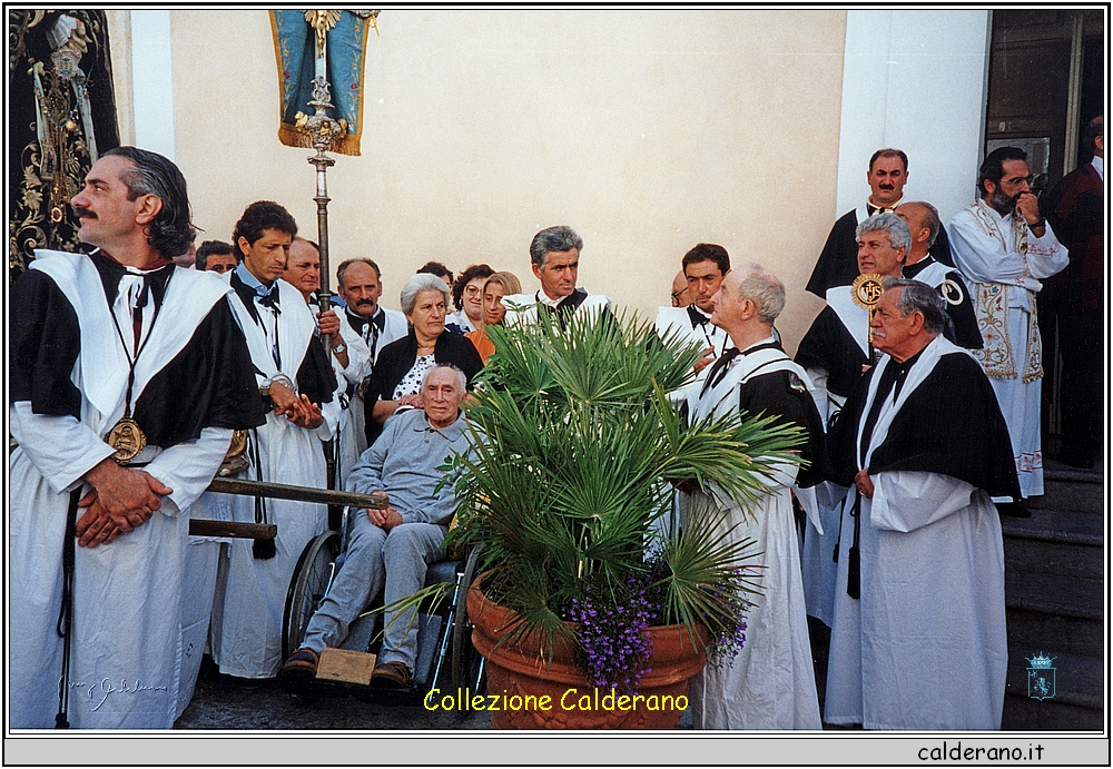 Confratelli dell'Addolorata con il Fratello Luigi Schettini 1994 1.jpeg