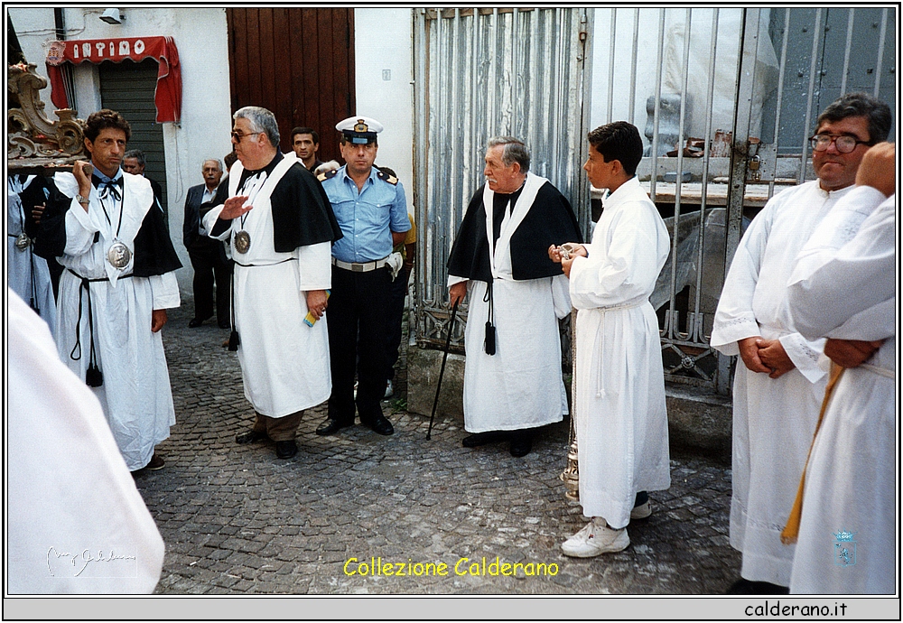 Processione con la chiesa inagibile.jpeg