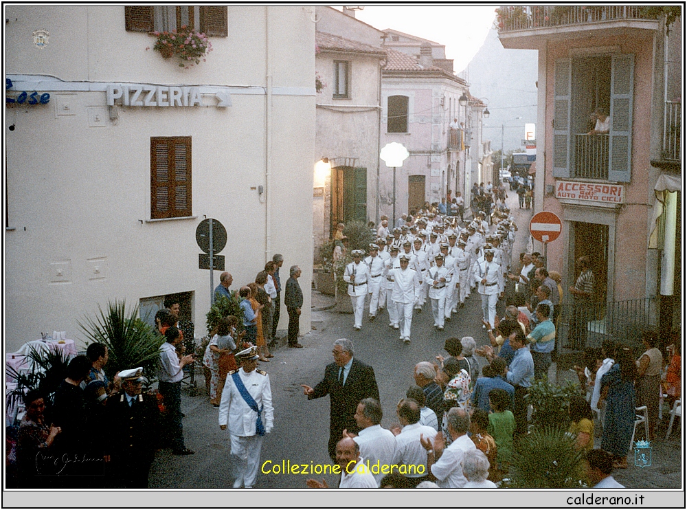 La Banda della Marina Militare sfila per il paese 1982.jpeg