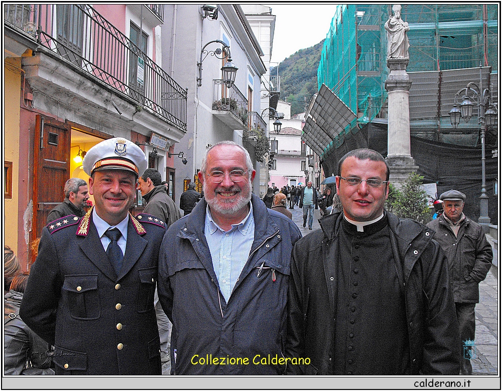 Con il Comandante e il Parroco 2009.JPG