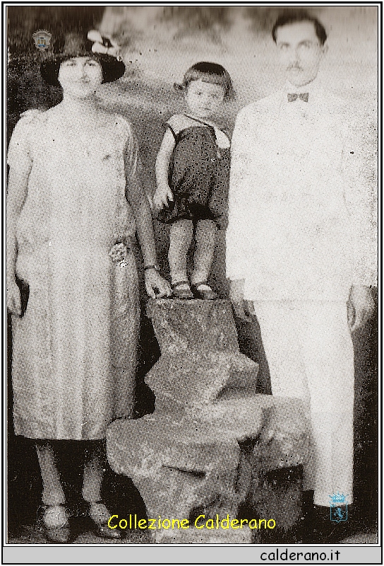 Antonietta Lamarca con il figlio e il marito - 1926.jpg