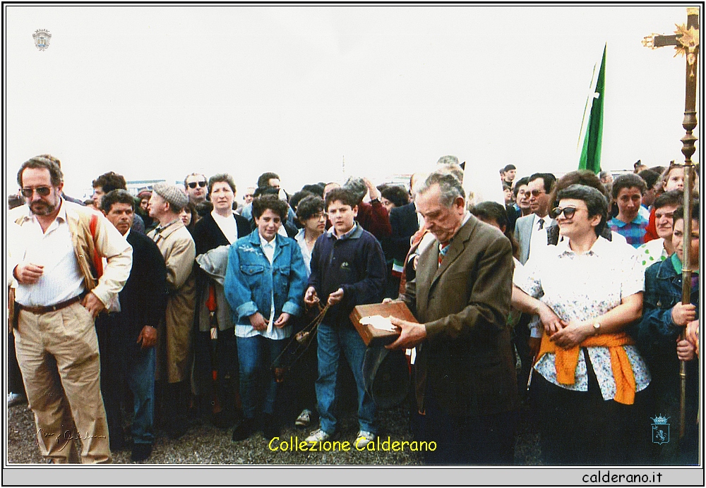 Biagio Pastorino con la cassetta delle insegne episcopali di San Biagio.jpeg