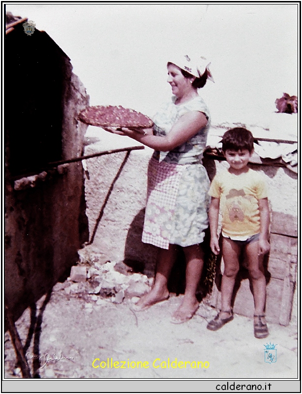 Giancarlo con la Mamma e la pitta.jpg