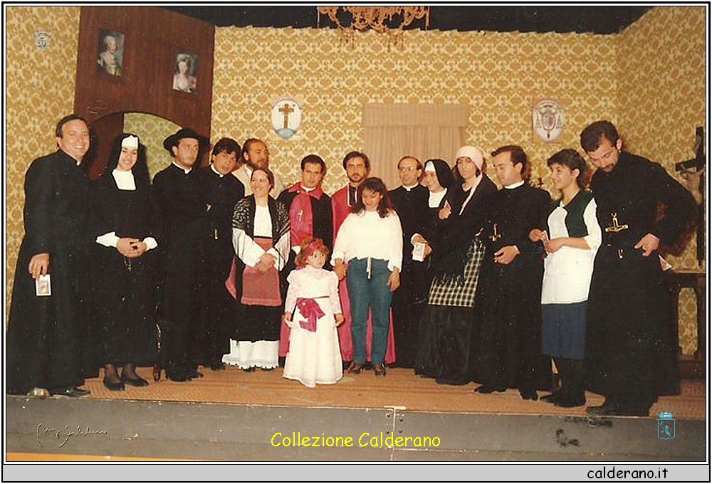 Padre Aniello con gli attori.jpg