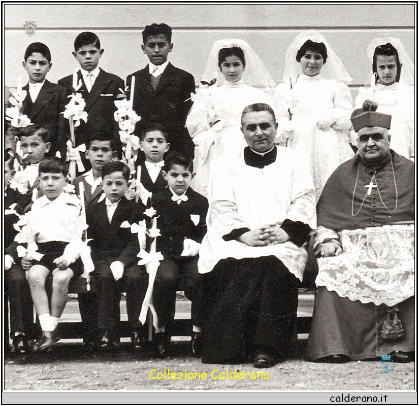 Prima Comunione con Padre Petrin, il Vescovo Pezzullo e Padre Cerracchio 2.jpg