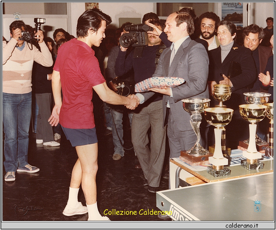 Incontro Tennis Tavolo Nazionale Cina e Nazionale Italia 1982 - Premia Antonio Brando.jpeg