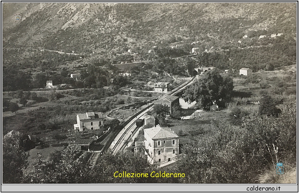 La stazione ferroviaria - Cartolina.jpg