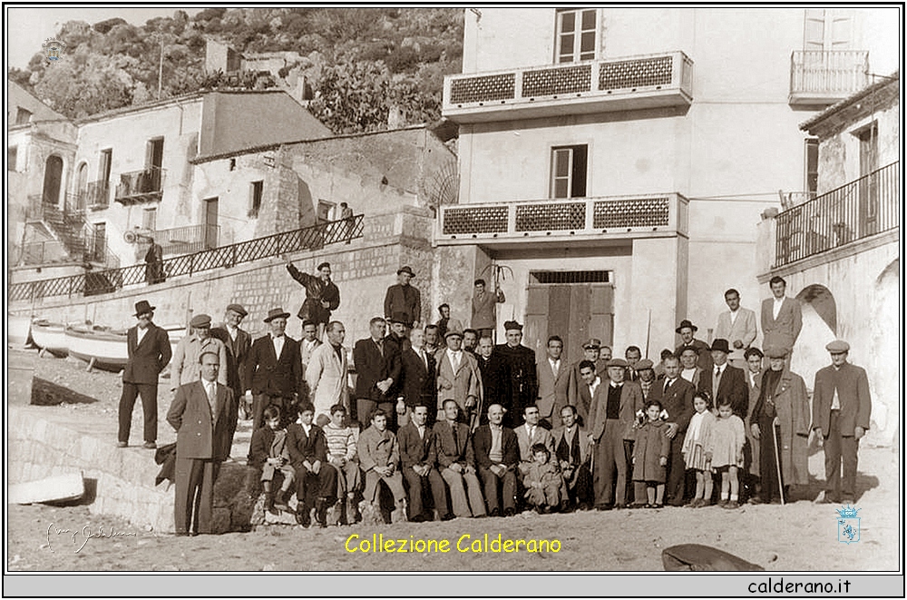 Foto ricordo con Padre Petrin di soli uomini 1957.jpg